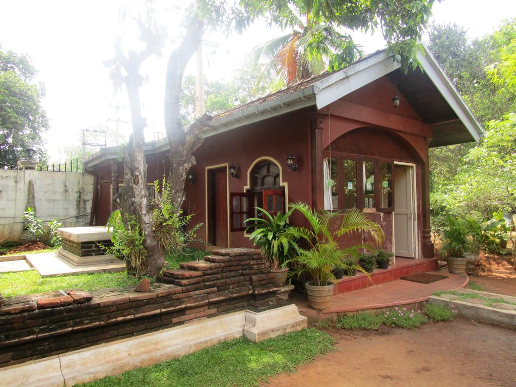 Hotel Shalini อนุราธปุระ ภายนอก รูปภาพ