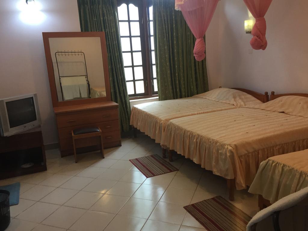 Hotel Shalini อนุราธปุระ ภายนอก รูปภาพ